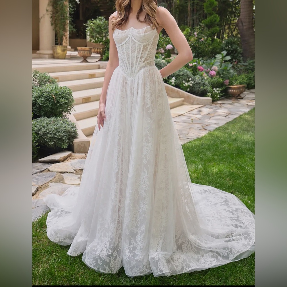 Elegant Lace Wedding Gown